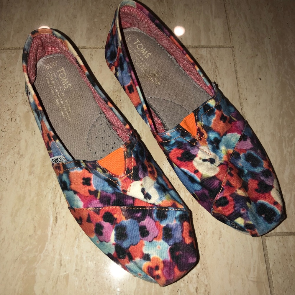 TOMS WOMENS SLIP ON SHOES